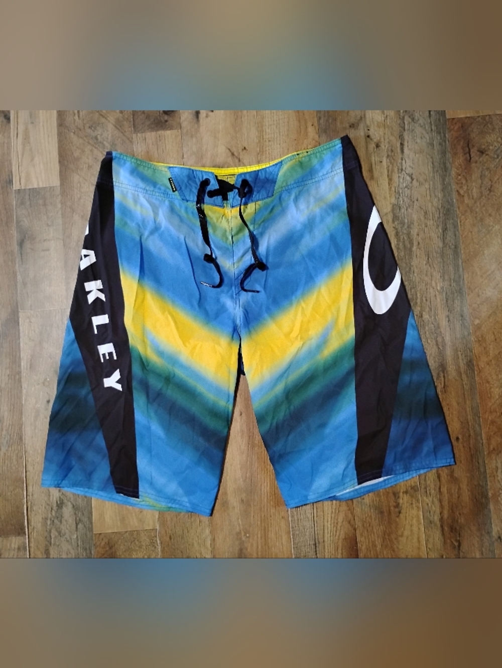 Oakley Men's Blue and Yellow Gradient Boardshorts Men's Size: 32
